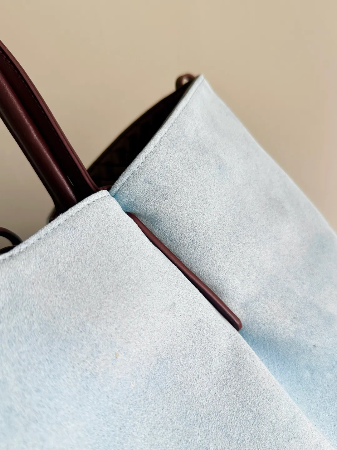 Batch 2660 Bottega Veneta 2025 new product PINACOTECA bag, iconic weaving process, skillfully crafted with 10mm Intrecciato process and equipped with suede lining. Four small strips of leather add character to the design and make the bag more stable. Relaxed yet sophisticated, casual yet refined, suede lining and double-sided design, suitable for shoulder and hand carry. The four straps can be adjusted into different shapes. One pack can be switched between two uses, easily integrating into your daily rhythm. Style number: 817166 Size: 43*23*17.5cm